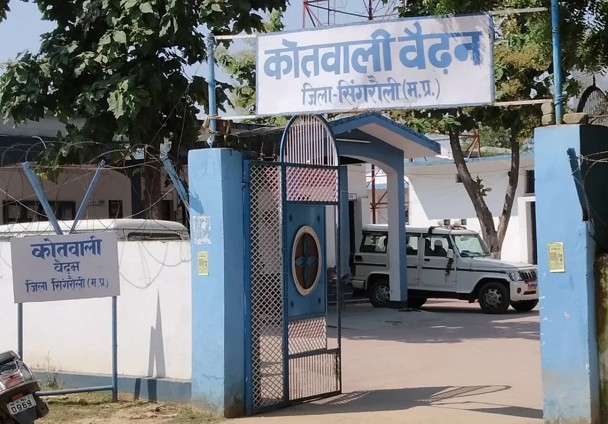 बैढन : खड़ी कार का शीशा तोड़ कर अज्ञात चोरों ने पांच लाख रूपये कर दिए पार