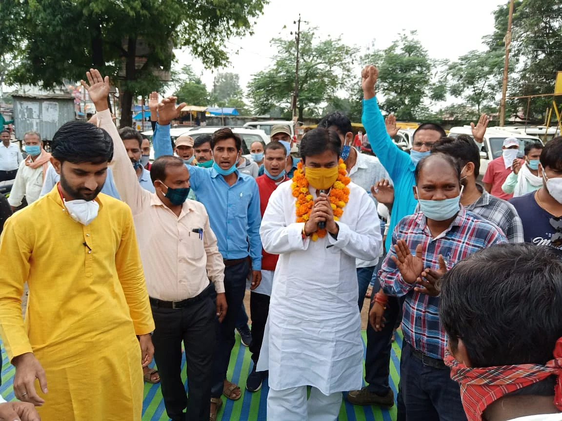 धरना प्रदर्शन में पहुंचे संयुक्त अतिथि शिक्षक संघ के प्रदेश अध्यक्ष शंभुचरण दुबे