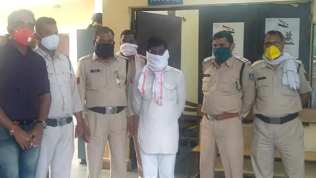 खबर का असर : टी आई बारिया ने 5 महीने से फरार शराब माफिया को पहुँचाया हवालात