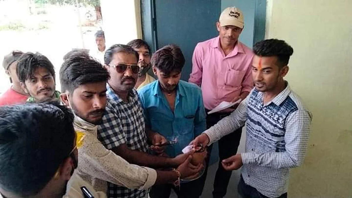 बरही : बिजली दफ्तर पहुंचे युवा, भेंट की चूड़ियां-बिंदी