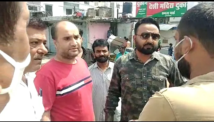 नगर निगम के कर्मचारियों से क्षेत्र के लोगों ने की बहसबाजी