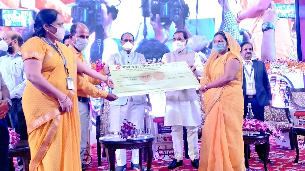 सीएम ने ग्रामीण स्ट्रीट वेंडर्स ऋण योजना के हितग्राहियों को वितरित किए चेक