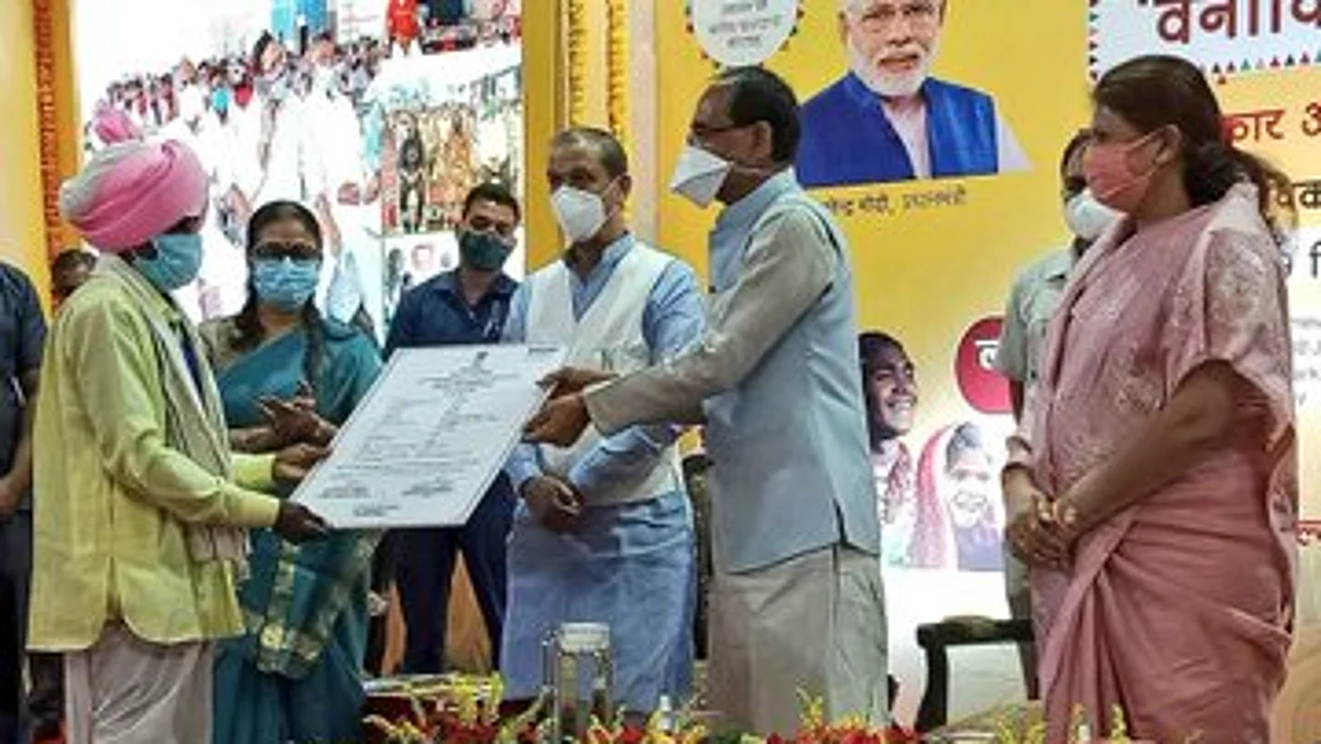 MP : सीएम शिवराज ने हितग्राहियों को वनाधिकार पट्टा प्रदान कर दी शुभकामनाएं