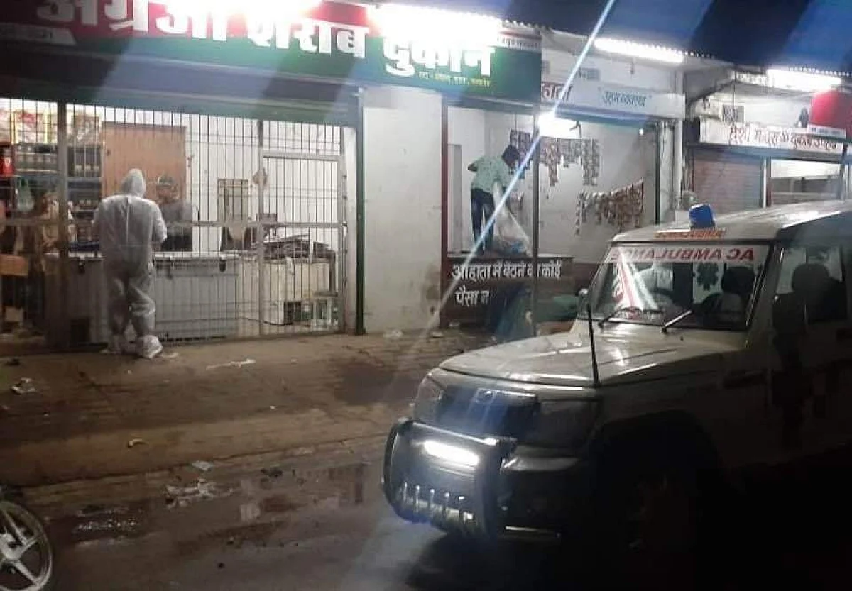 स्वास्थ्य कर्मियों की बड़ी लापरवाही पीपीई किट पहने शराब खरीदते फोटो वायरल
