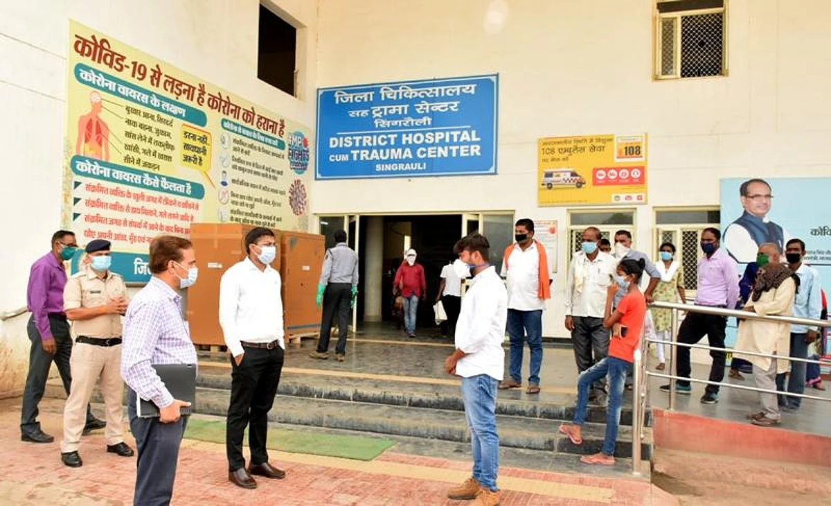 सिंगरौली : कलेक्टर ने किया फीवर क्लीनिक एवं ट्रामा सेंटर का निरीक्षण