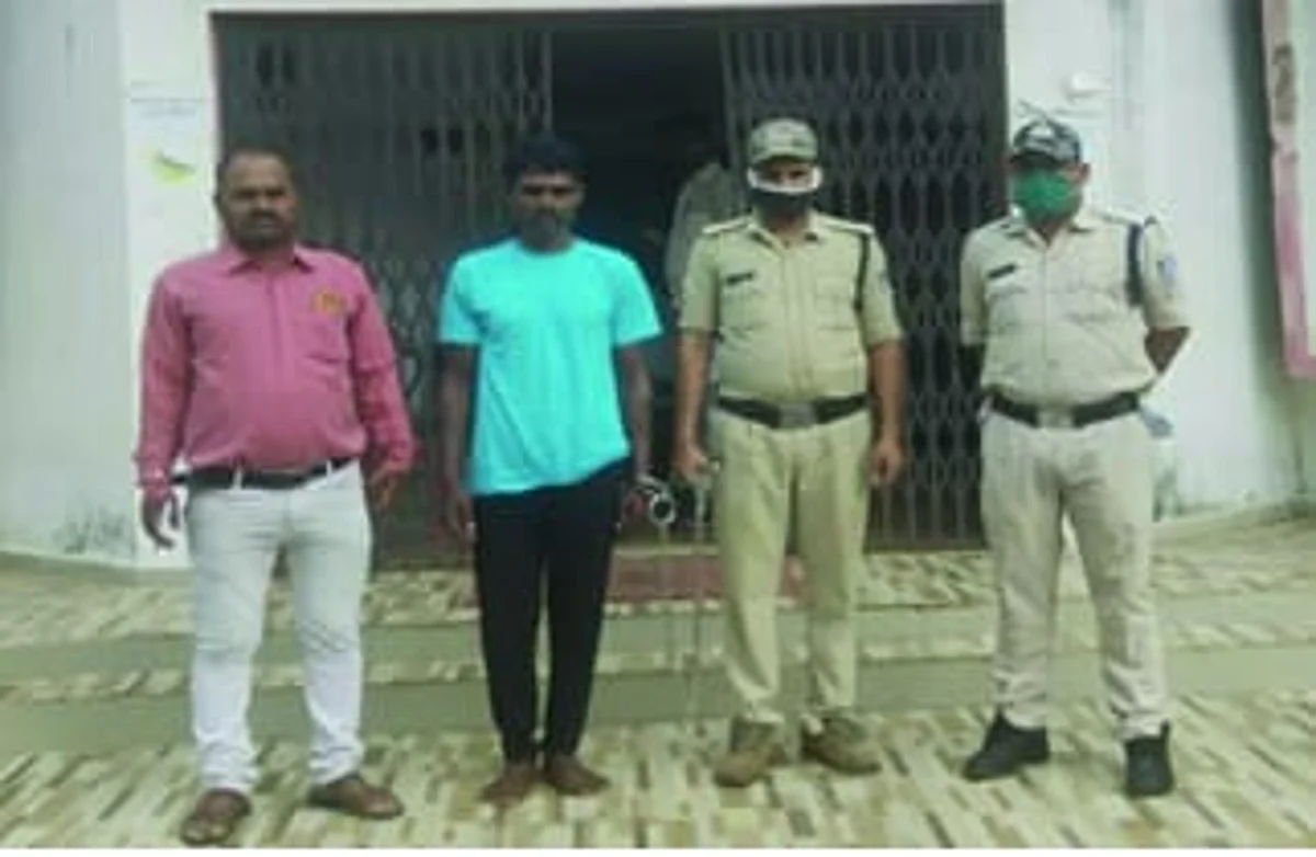कुल्हाड़ी से महिला का सर धड़ से अलग करने वाला हत्यारा पुलिस गिरफ्त में
