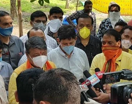 पत्रकारों से चर्चा करते हुए कैलाश विजयवर्गीय