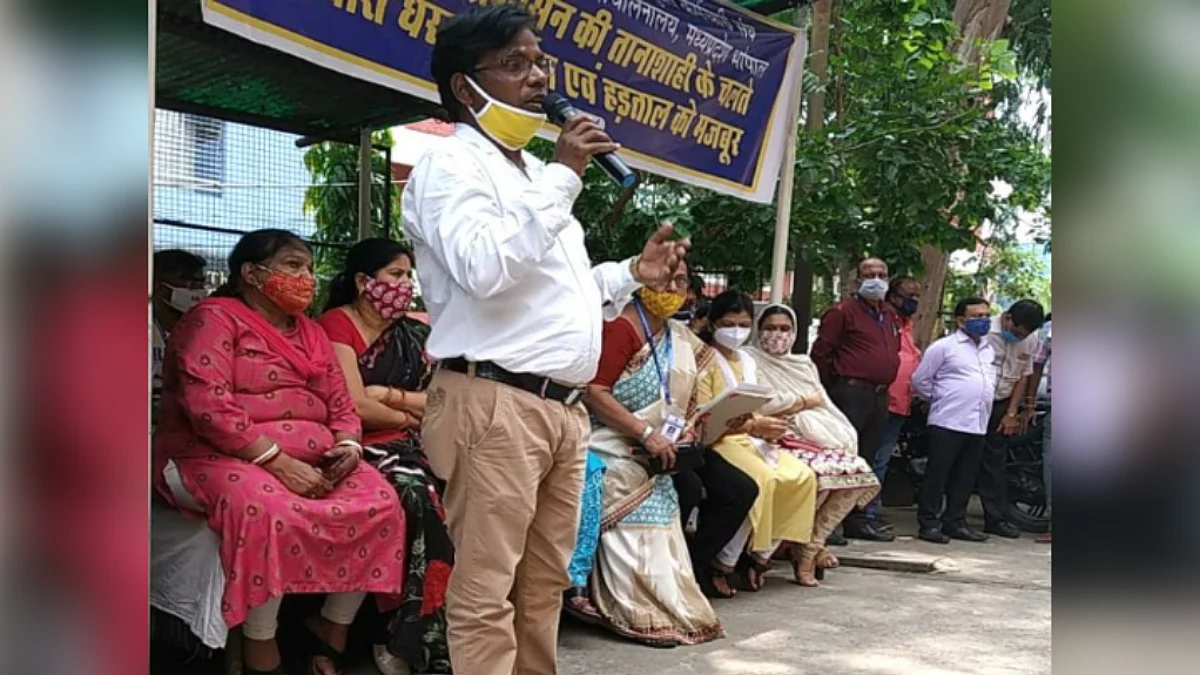 DPI कर्मचारियों ने सहायक ग्रेड-2 कर्मचारी के खिलाफ खोला मोर्चा, कामकाज ठप