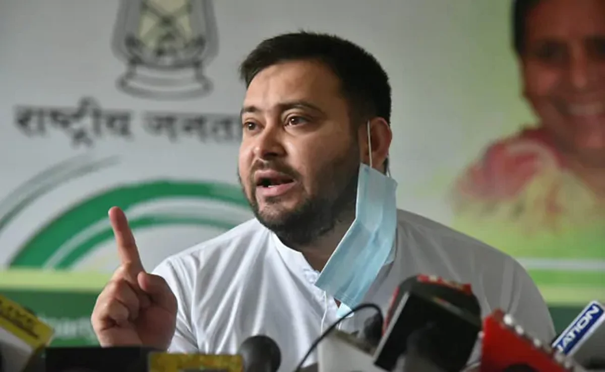 बिहार: तेजस्वी यादव का चुनावी वादा- सत्ता में आते ही देंगे 10 लाख नौकरी