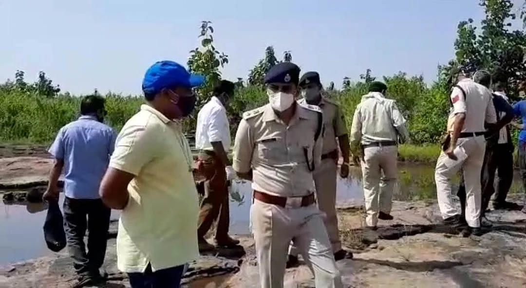 मौका ऐ वारदात पर पुलिस कार्यवाही करते हुए।