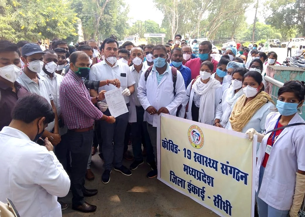 ज्ञापन सौपते हुए