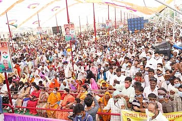 जनसभा में उमड़े जनसैलाब पर नज़र डालिये