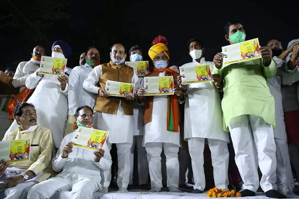 कांग्रेस झूठ की बैसाखी पर चल रही है - तोमर