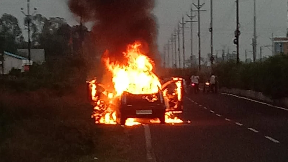 भोपाल में आगजनी की भीषण घटना, स्कूल के पास चलती कार में लगी आग, मचा हड़कंप