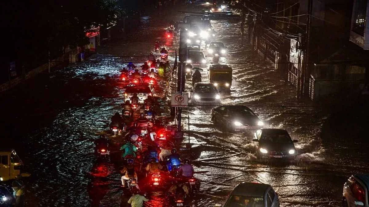 हैदराबाद में बारिश से लबालब भरी हुयी बालापुर झील का बांध टूटा,जन-जीवन बेहाल