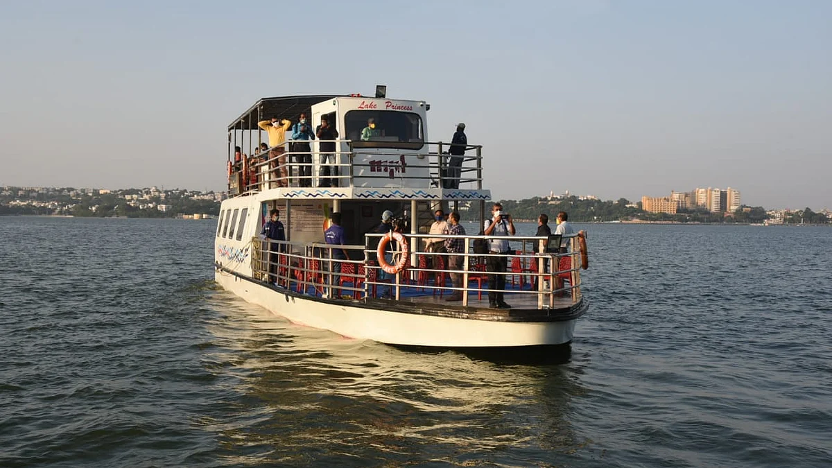 भोपाल की बड़ी झील लहरों पर फिर दौड़ा क्रूज, पर्यटकों के चेहरे खुशी से खिले