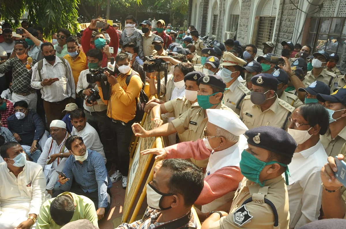 इंदौर : इंदौर में कांग्रेसी और पुलिस के बीच नोकझोंक
