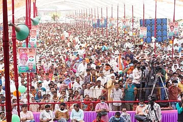 जनसभा में उमड़े जनसैलाब पर नज़र डालिये