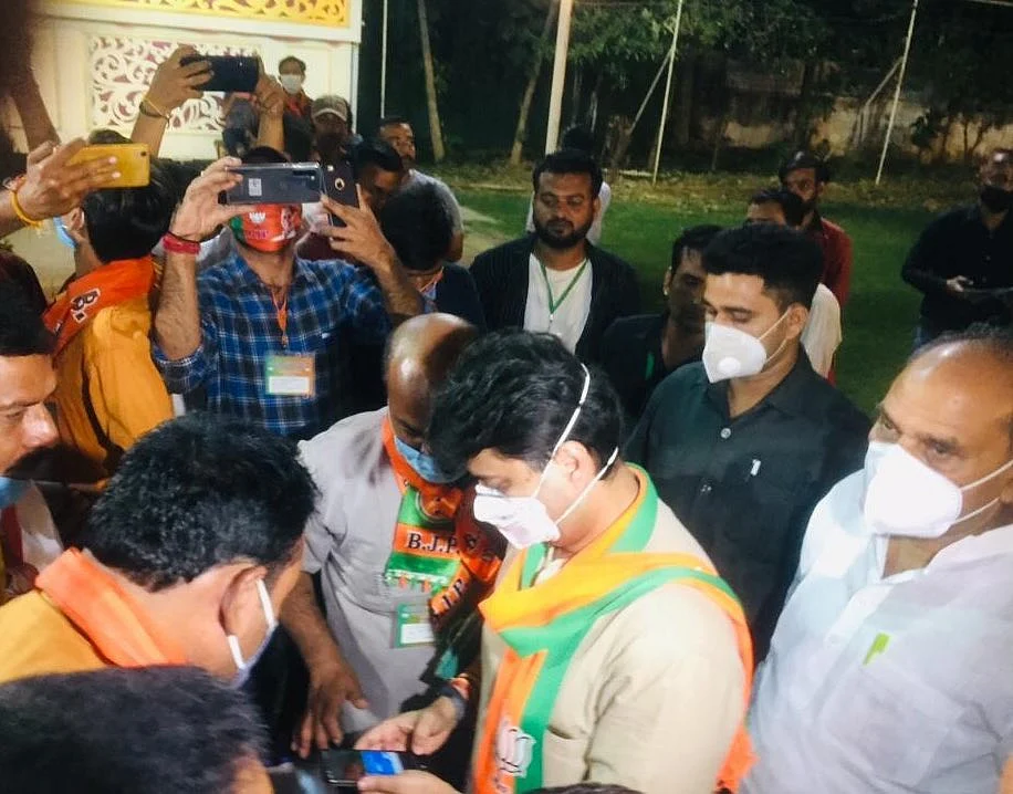 कार्यकर्ताओं से मिलते सिंधिया