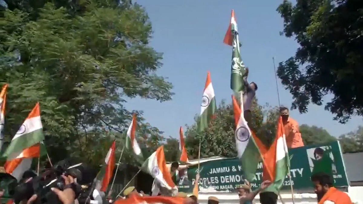 J&K: महबूबा के बयान पर राजनीतिक हलचल तेज-BJP ने PDP दफ्तर पर फहराया तिरंगा