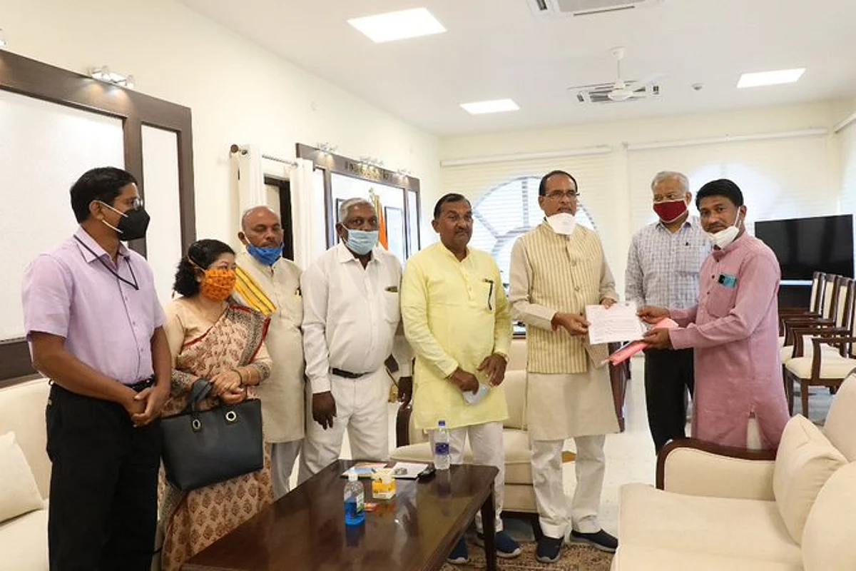 जनजाति सुरक्षा मंच मप्र के प्रतिनिधि मंडल ने सीएम शिवराज से मुलाकात की