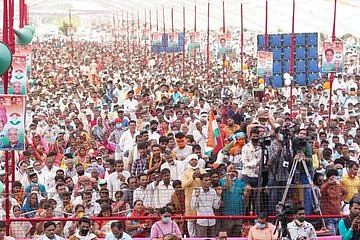 जनसभा में उमड़े जनसैलाब पर नज़र डालिये