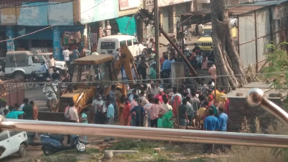 भोपाल: अतिक्रमण हटाने पहुंची टीम के विरोध में उमड़ी भीड़, महिलाएं हुईं क़ैद