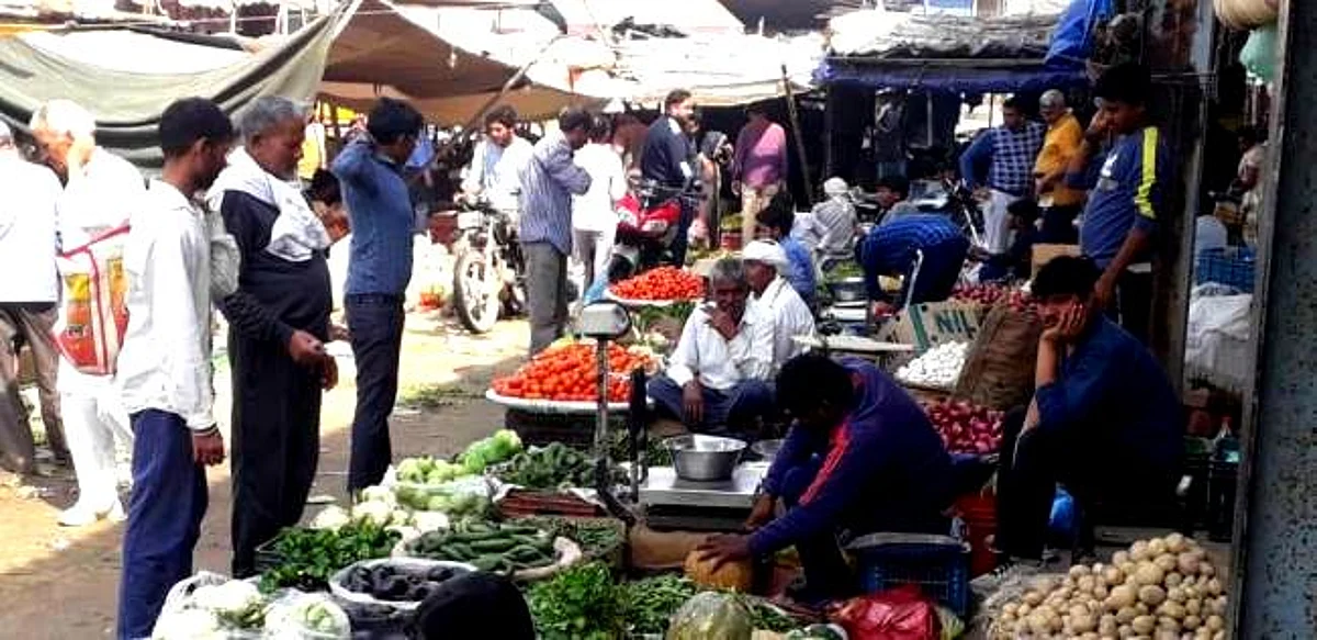 रिटेल मार्केट में लहसुन, प्याज और आलू की कीमतें बरपा रहीं कहर