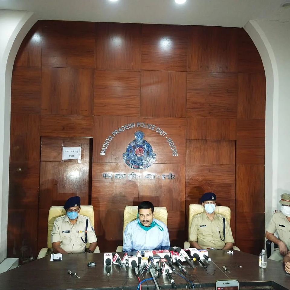 पत्रकार वार्ता करते DIG