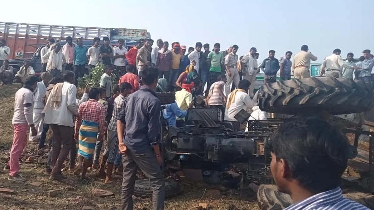 देवी विसर्जन करने जा रही ट्रैक्टर-ट्रॉली अनियंत्रित होकर पलटी, 2 की मौत