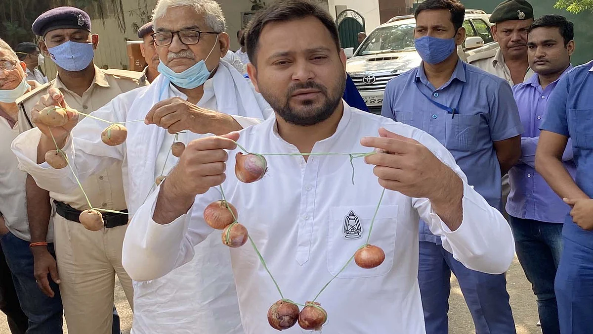 बिहार: प्याज की माला लेकर प्रचार में उतरे RJD नेता तेजस्वी का BJP पर हमला