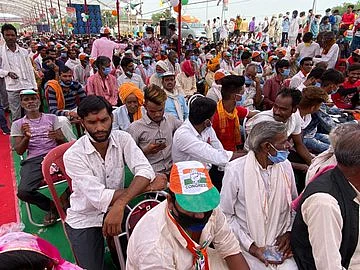 जनसभा में उमड़े जनसैलाब पर नज़र डालिये