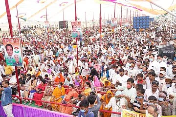 जनसभा में उमड़े जनसैलाब पर नज़र डालिये