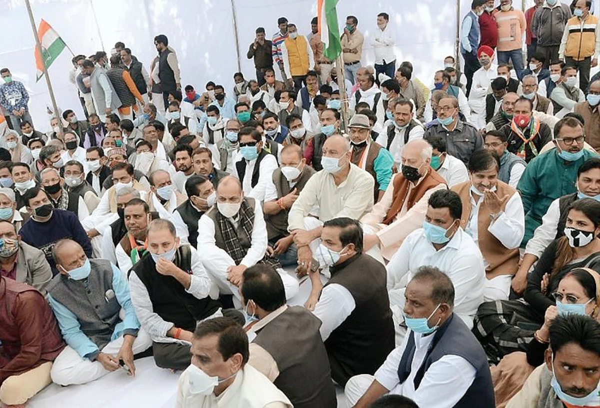 ग्वालियर : कांग्रेसियों ने फूलबाग पर धरना देकर दिखाई ताकत