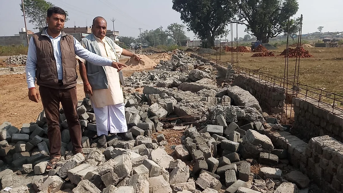 टूटी बाउंड्रीवाल