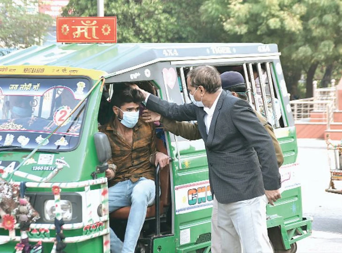 ग्वालियर : टेम्पों में बैठे युवक को एसडीएम ने बाल पकड़कर नीचे खींचा
