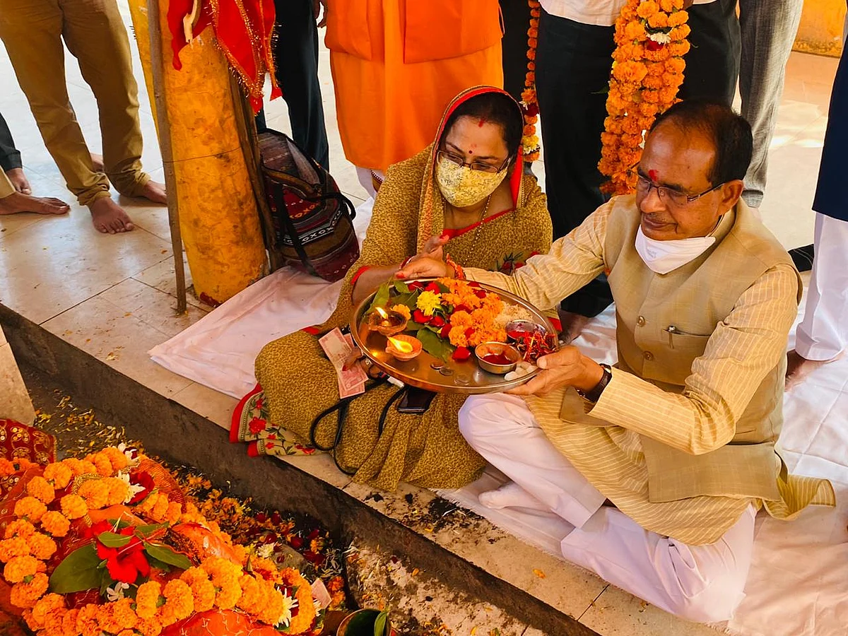 गृहगांव जैत में भाईदूज के अवसर पर सीएम ने खेड़ापति हनुमान मंदिर में की पूजा