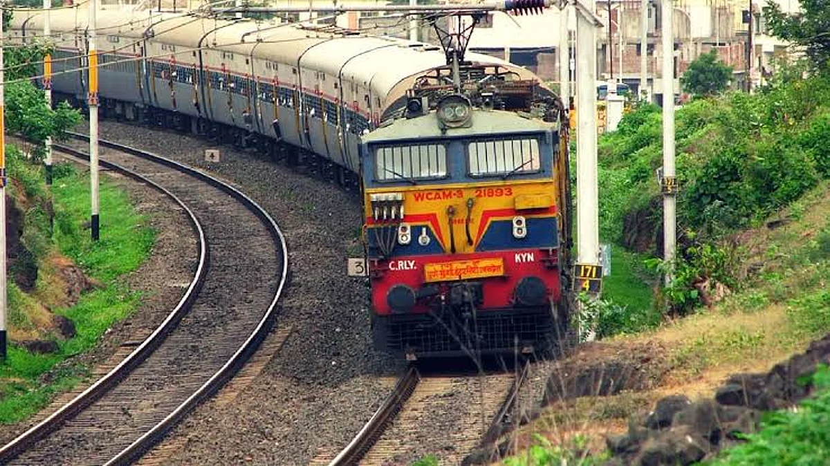 यात्रियों के लिए रेलवे एक्ट लागू, कोरोना नियमों का पालन ना होने पर होगी सजा