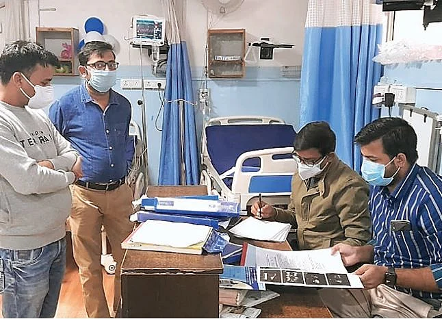 कार्रवाई करते नोडल अधिकारी