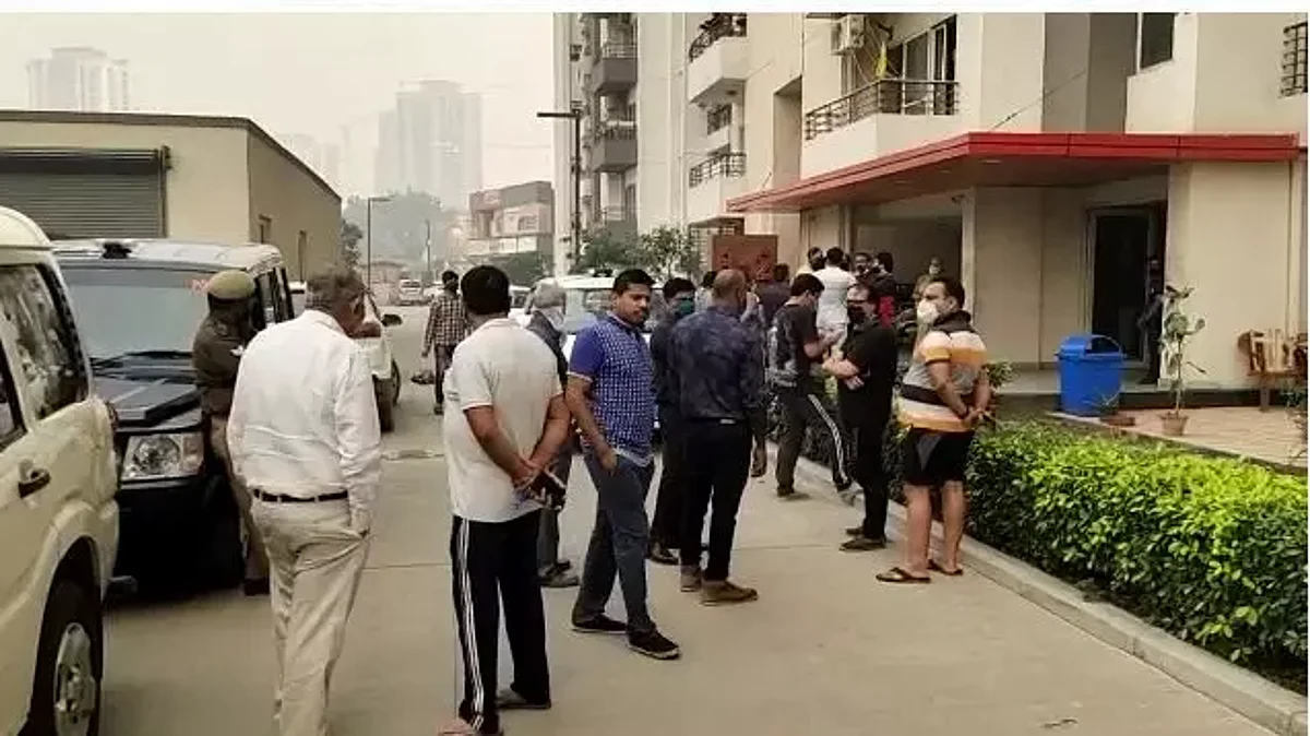 ग्रेटर नोएडा : ग्रेटर नोएडा में अधेड़ दंपत्ति की हत्या से फैली सनसनी