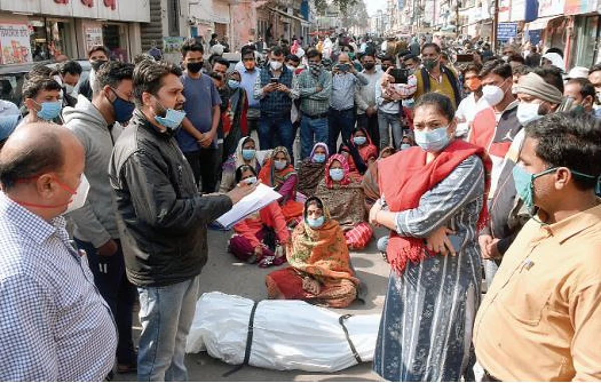 ग्वालियर : मरीज की मौत से गुस्साए परिजनों ने सड़क पर शव रख किया चक्काजाम