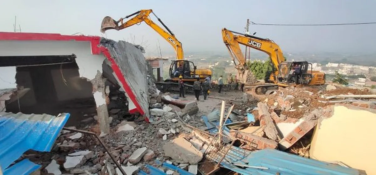 इंदौर में बड़ी कार्रवाई:प्रशासन ने कम्प्यूटर बाबा के आश्रम पर चलाया बुलडोजर