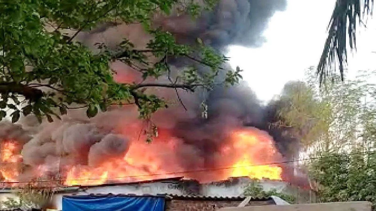 महाराष्ट्र: भिवंडी में पावरलूम यूनिट में भीषण आग की लपटें व धुएं का गुबार