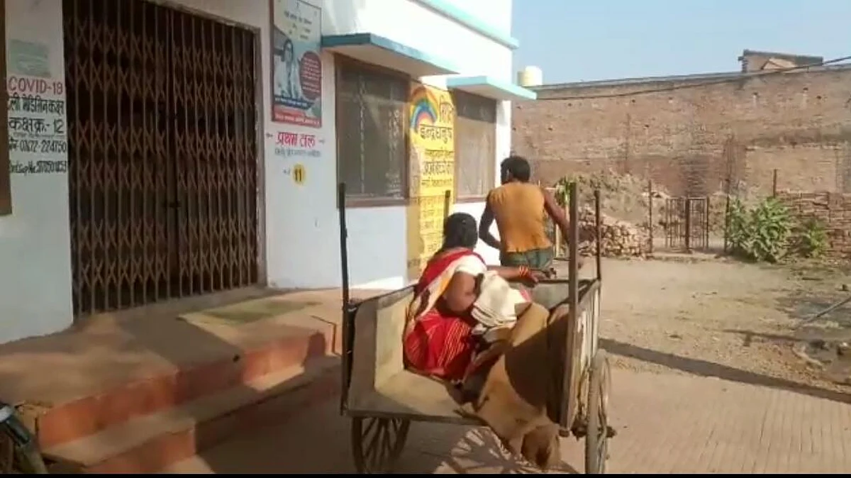 अमानवीयता की एक और तस्वीर, ठेले पर प्रसूता और नवजात को पहुंचाया अस्पताल