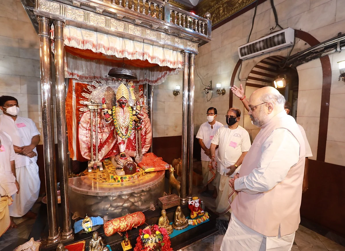शाह ने दक्षिणेश्वर काली मंदिर में की पूजा अर्चना