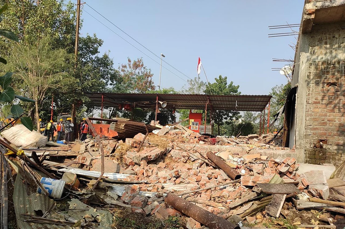 प्रशासन ने सुपर काॅरिडोर-अंबिकापुरी में ध्वस्त किया निर्माण-