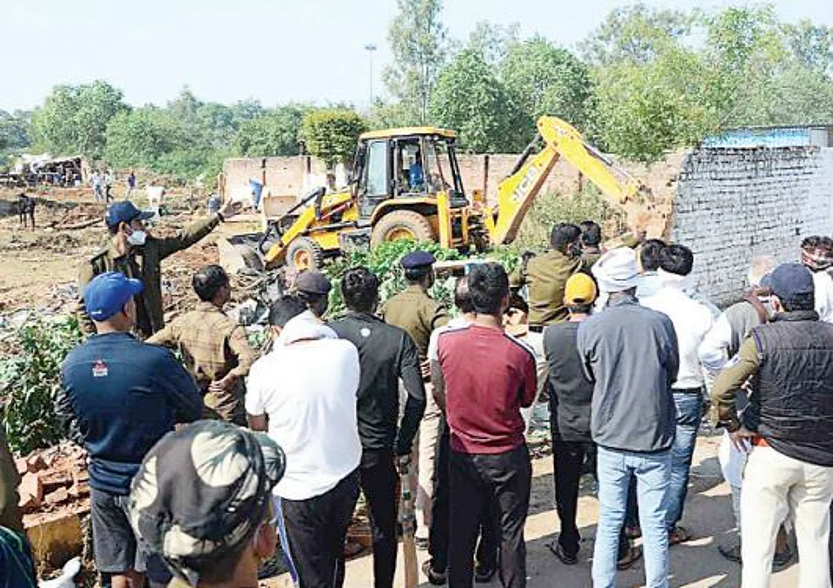 प्रशासन ने जमीन से अवैध कब्जा हटाया, हंगामा करने वालों को भेजा थाने