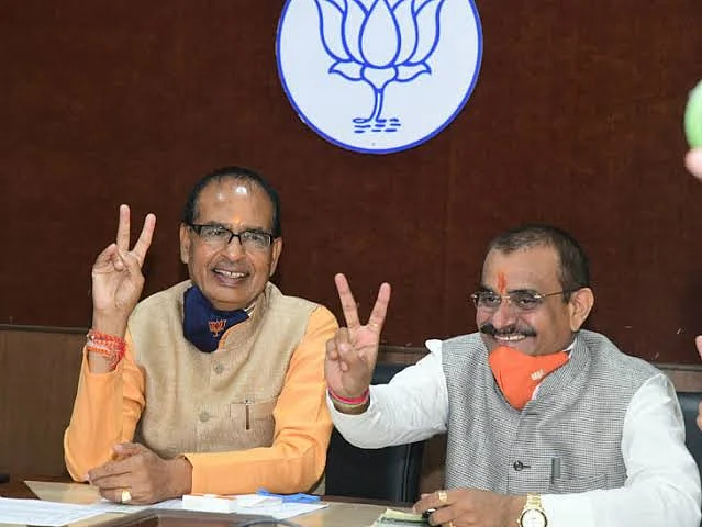 विक्ट्री का साइन दिखाते सीएम शिवराज सिंह चौहान और प्रदेश अध्यक्ष वीडी शर्मा