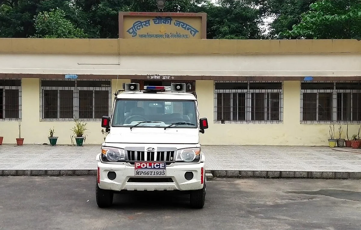 दारोगा की जमा पूंजी लूटने पहुंचे चोरों को वारदात से पूर्व पुलिस ने धर दबोचा