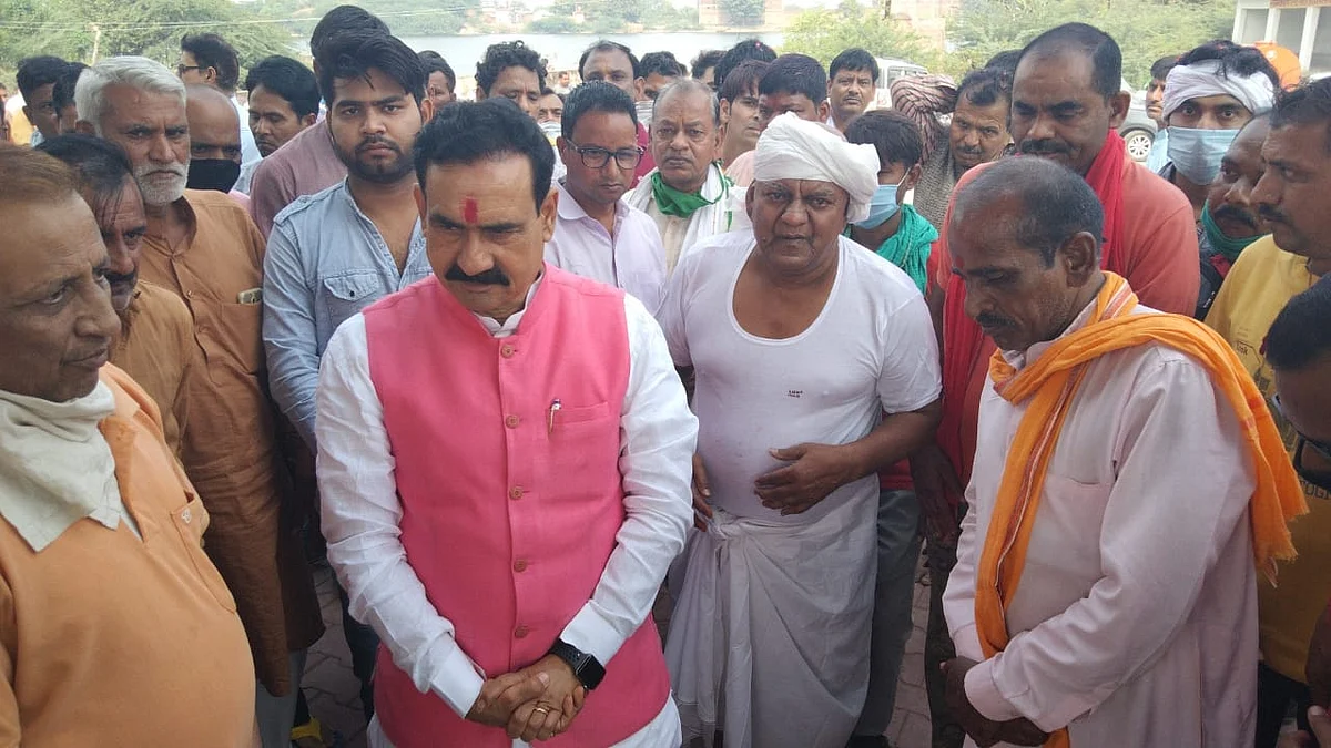 बीजेपी नेता योगेश सक्सेना के पिताजी की अंतिम यात्रा में हुए शामिल